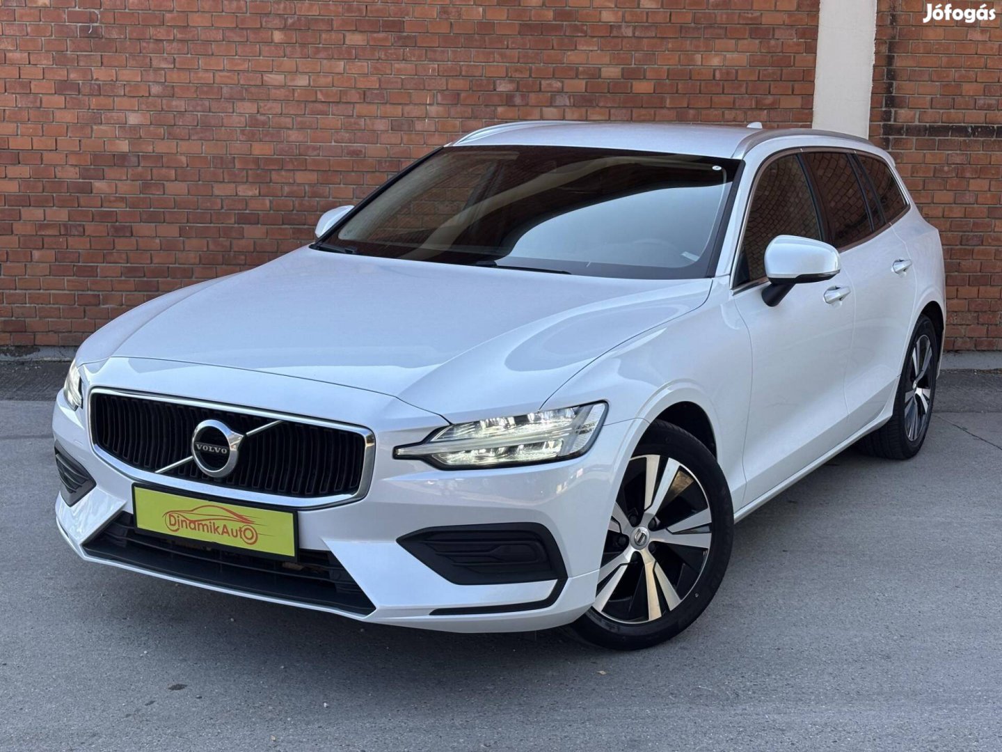 Volvo V60 2.0 D D3 Momentum Pro Gyöngyházfehé